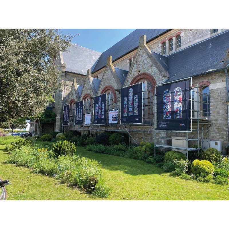 Cadre tubulaire sur le mur de l'église Touquet