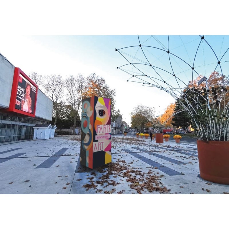 Totem publicitaire Kubic sur le parvis d'une salle de spectacle