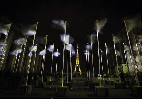 Location de drapeaux devant la tour eiffel