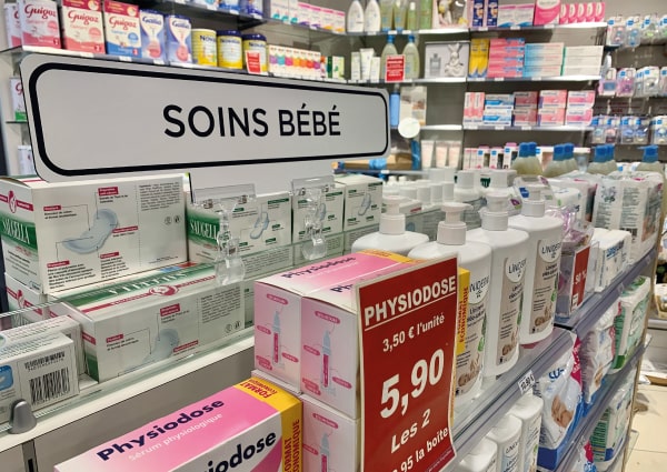 Adhésif publictaire dans une pharmacie