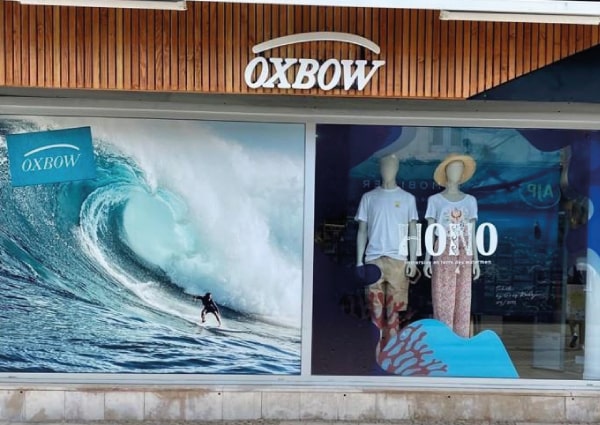 Vitrophanie sur la façade d'un magasin Oxbown