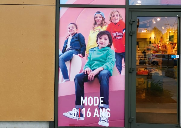 Vitrophanie sur une vitrine de magasin TAO